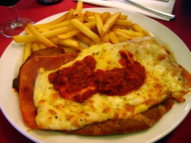 Milanesa napolitana con papas fritas